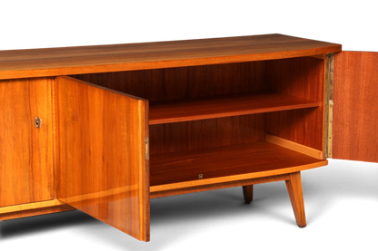 Hauptstadt Möblerei Mid Century Sideboard aus Holz mit geöffneten Türen und Einlegeboden im skandinavischen Design