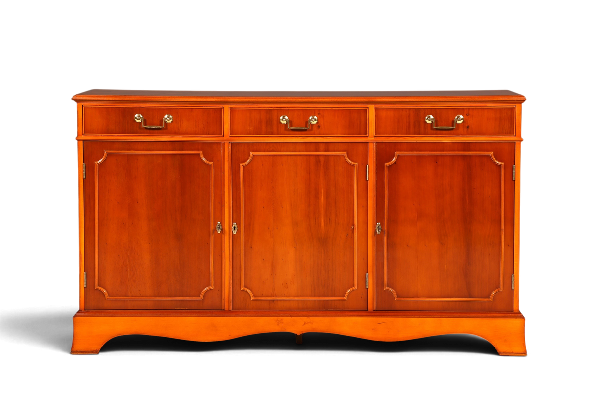 Hauptstadt Möblerei englisches Sideboard aus Eibenholz mit drei Schubladen und Türen im antiken Vintage Stil