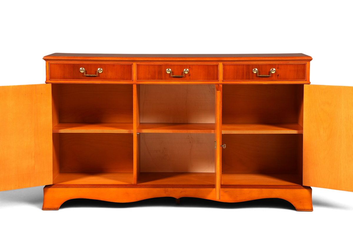 Hauptstadt Möblerei englisches Sideboard aus Eibe mit drei Schubladen und offenen Türen, Vintage Anrichte aus Holz