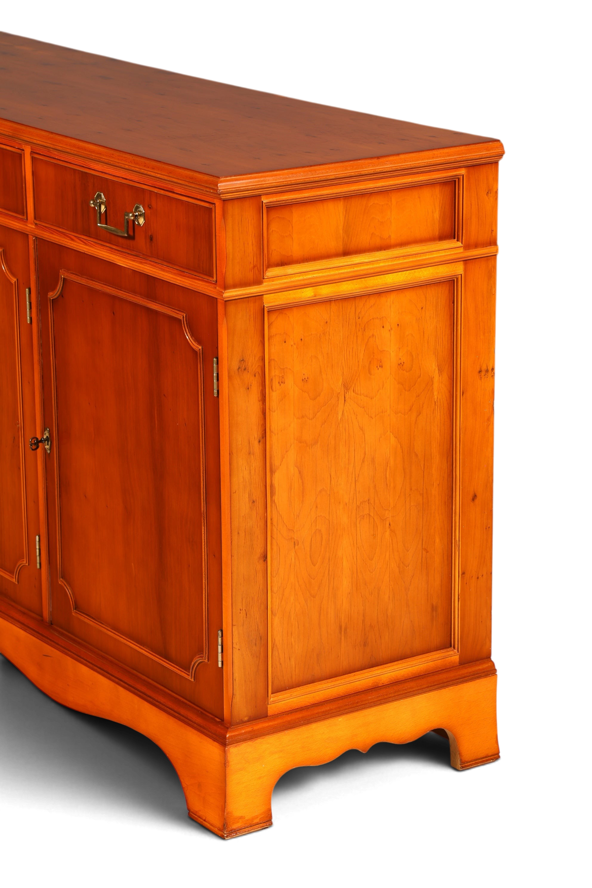 Hauptstadt Möblerei englisches Sideboard aus Eibenholz mit warmer Maserung und Messingbeschlägen im Vintage-Stil