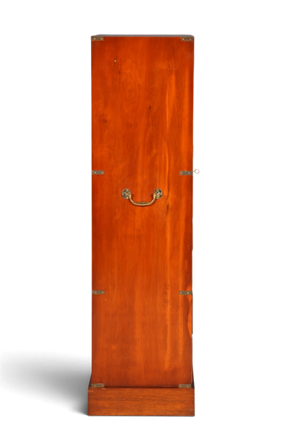 Hauptstadt Möblerei Vertiko Schrank aus Echtholz im maritimen Military-Chest-Stil mit versenkten Messing-Beschlägen