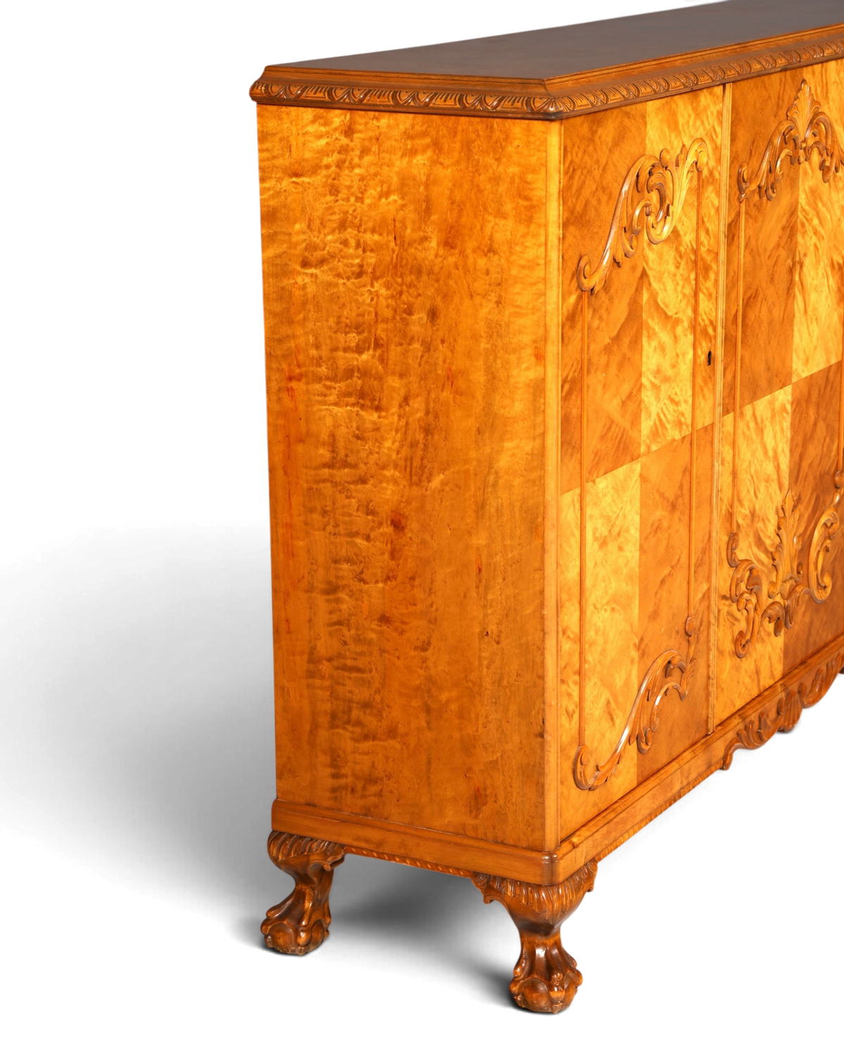 Hauptstadt Möblerei Chippendale Highboard aus massivem Holz mit edler Maserung und kunstvollen Barock-Schnitzereien