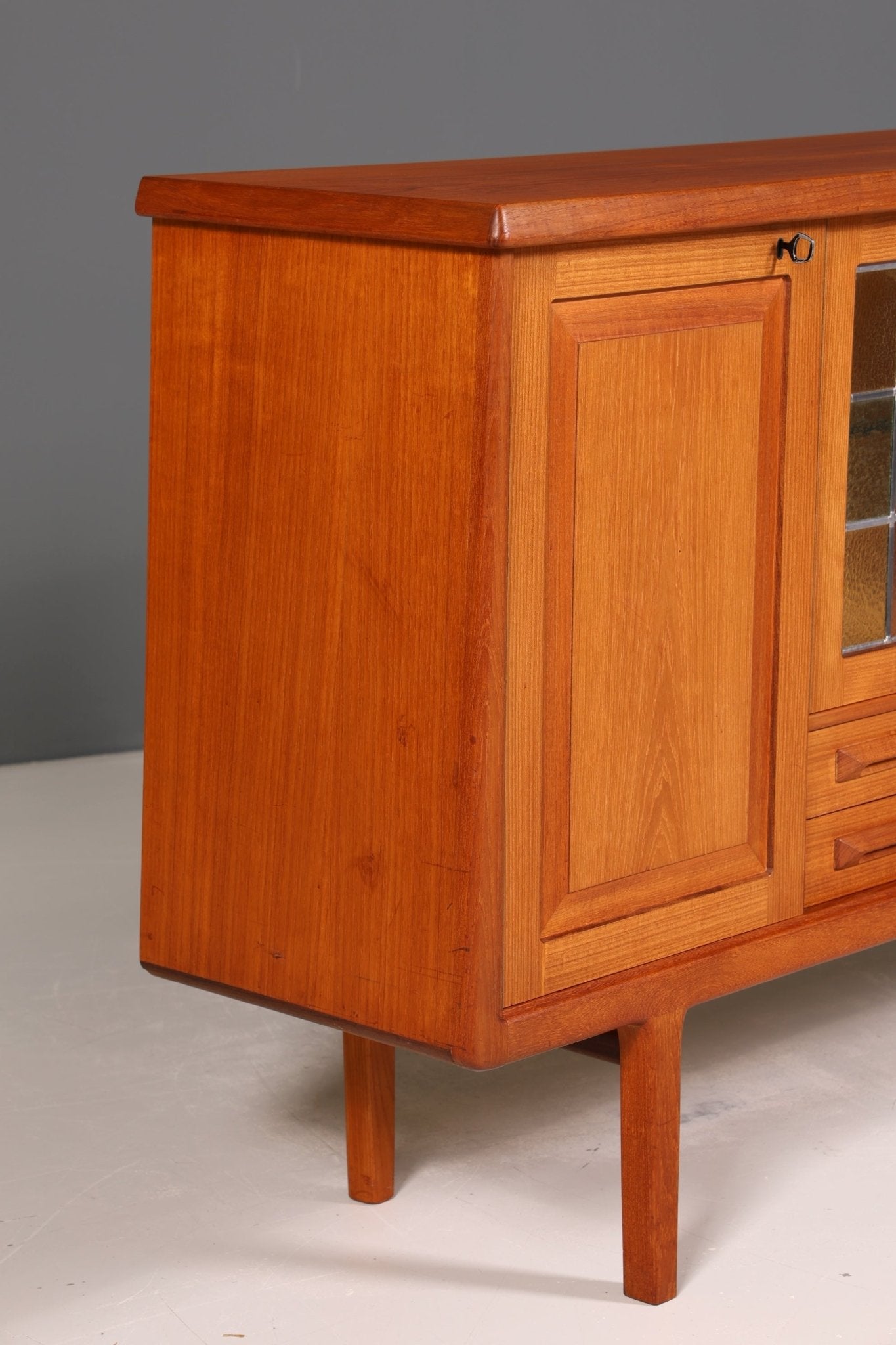 Traumhaftes Mid Century Sideboard Danish Design Vitrine Kommode Made in Norway Nussbaum Schrank Highboard