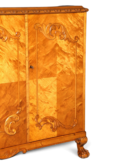Hauptstadt Möblerei Chippendale Highboard aus massivem Holz mit kunstvollen Schnitzereien und edler Maserung