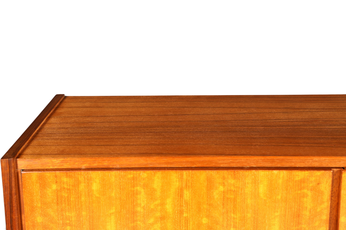 Hauptstadt Möblerei Mid Century Kleiderschrank aus Holz mit detaillierter Maserung und klassischem Retro-Design