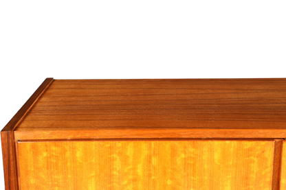 Hauptstadt Möblerei Mid Century Kleiderschrank aus Holz mit detaillierter Maserung und klassischem Retro-Design