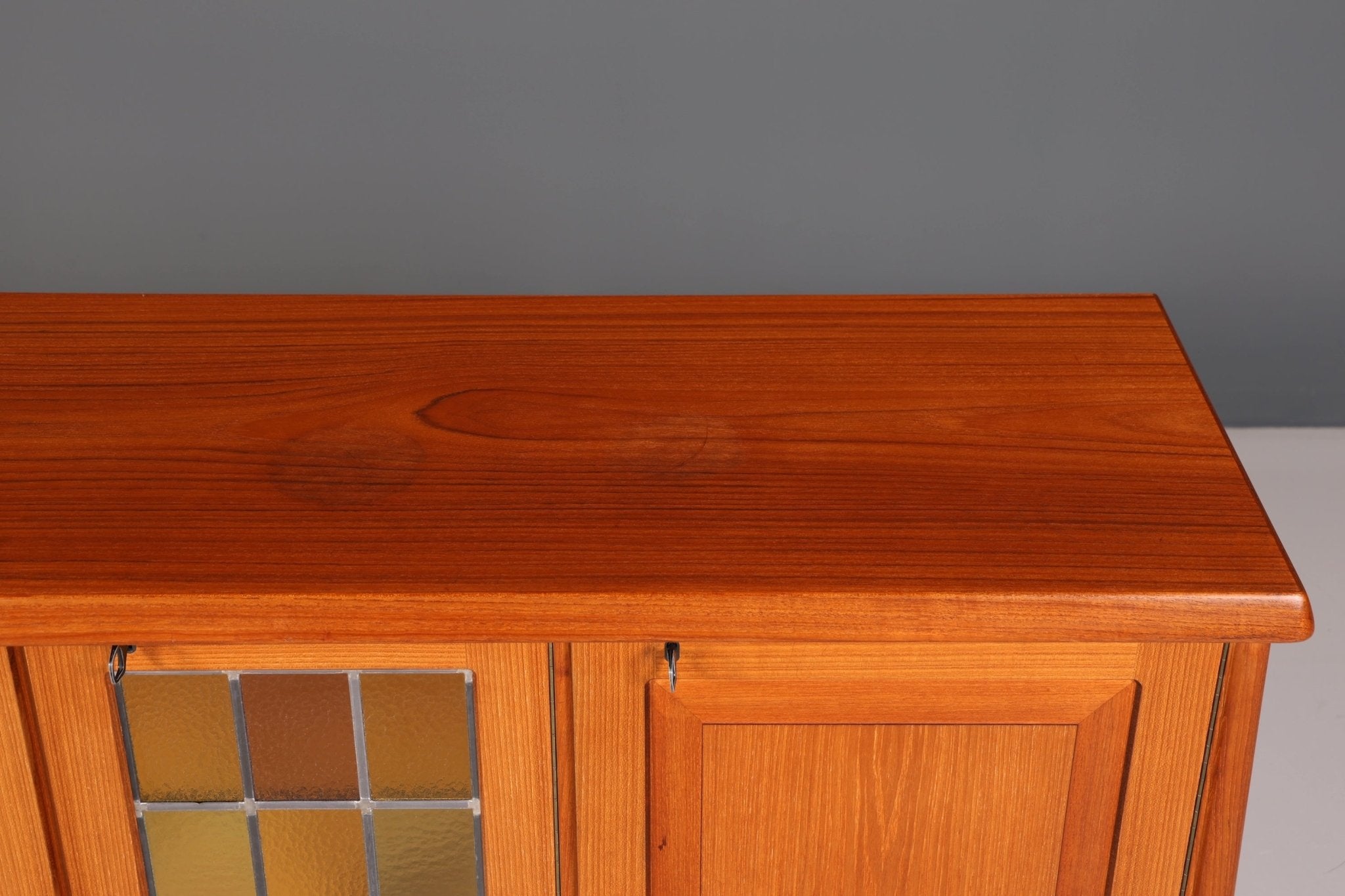 Traumhaftes Mid Century Sideboard Danish Design Vitrine Kommode Made in Norway Nussbaum Schrank Highboard