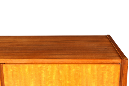 Hauptstadt Möblerei Mid Century Kleiderschrank aus Echtholz mit warmer Maserung im 60er Jahre Retro-Design