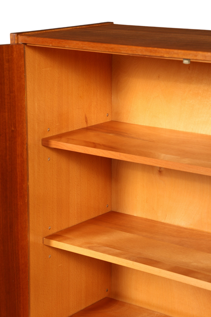 Hauptstadt Möblerei Mid Century Kleiderschrank aus echtem Holz mit höhenverstellbaren Einlegeböden im Retro-Design
