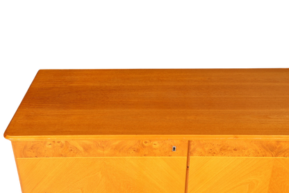 Hauptstadt Möblerei Mid Century Highboard aus massivem Holz mit markanter Maserung im Retro-Design der 60er Jahre