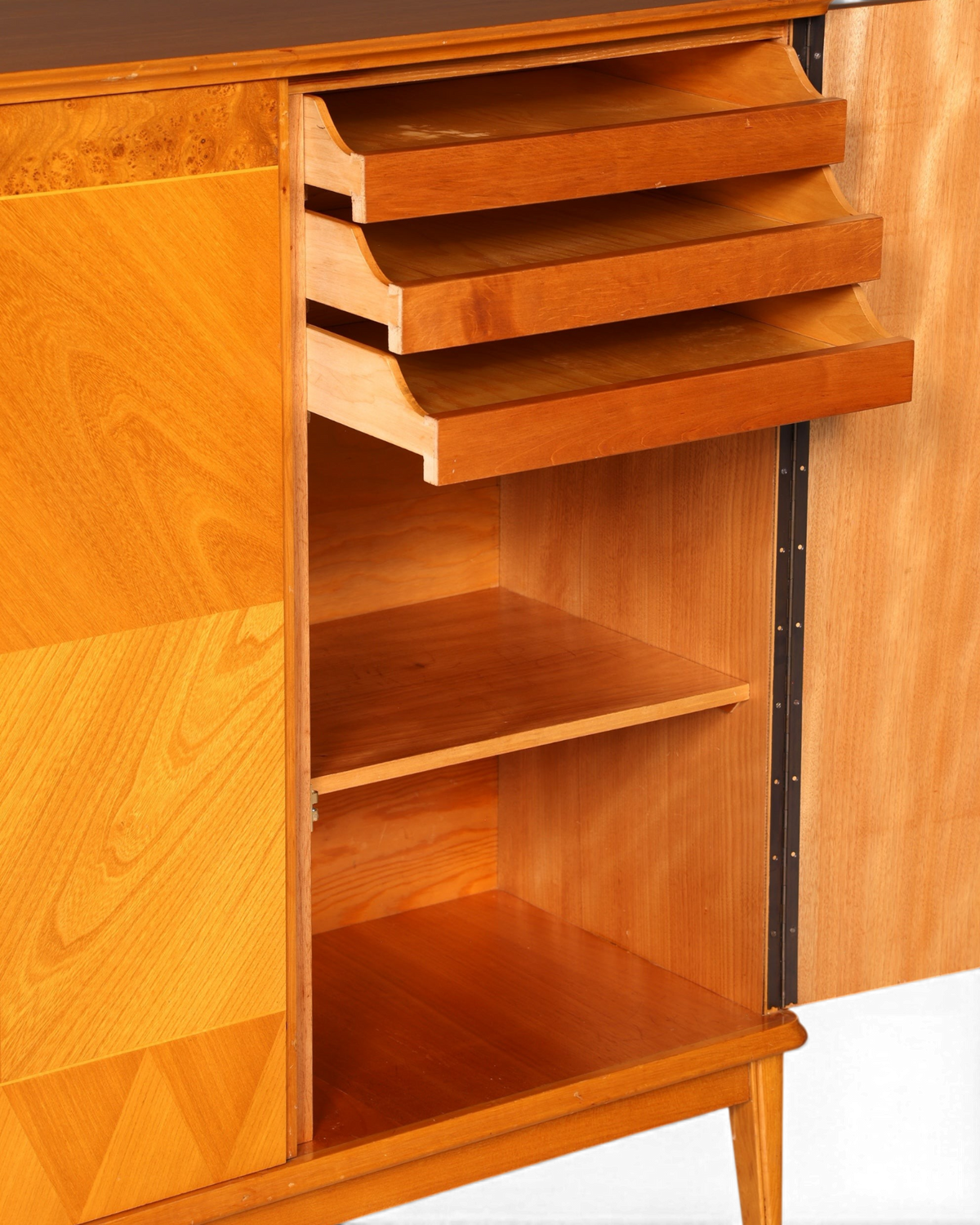 Hauptstadt Möblerei Mid Century Highboard aus massivem Holz mit Schubladen und Regalböden im 60er Jahre Design