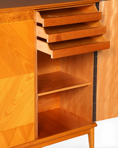 Hauptstadt Möblerei Mid Century Highboard aus massivem Holz mit Schubladen und Regalböden im 60er Jahre Design
