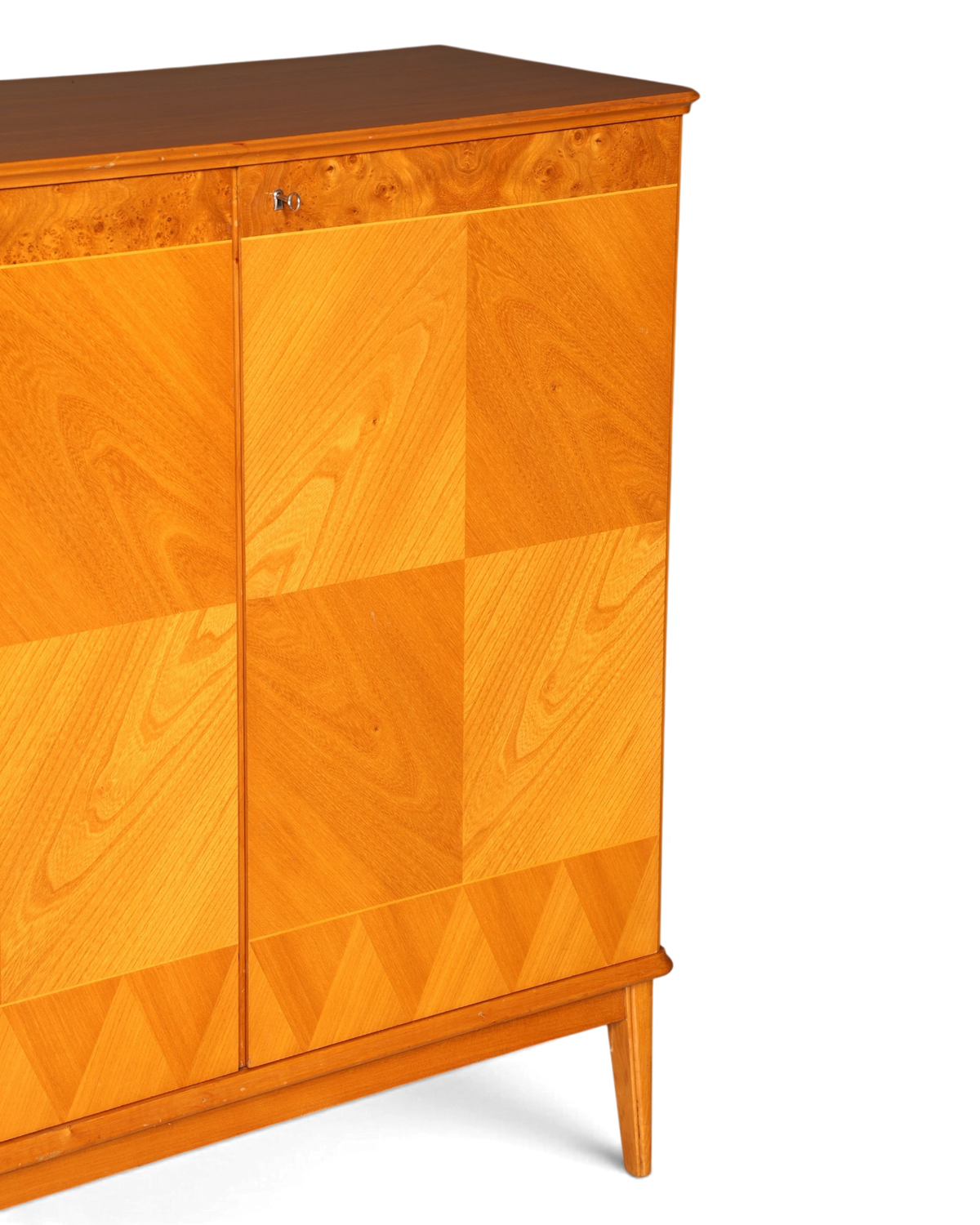 Hauptstadt Möblerei Mid Century Highboard aus massivem Holz mit markanter Maserung und geometrischem Furnierdesign
