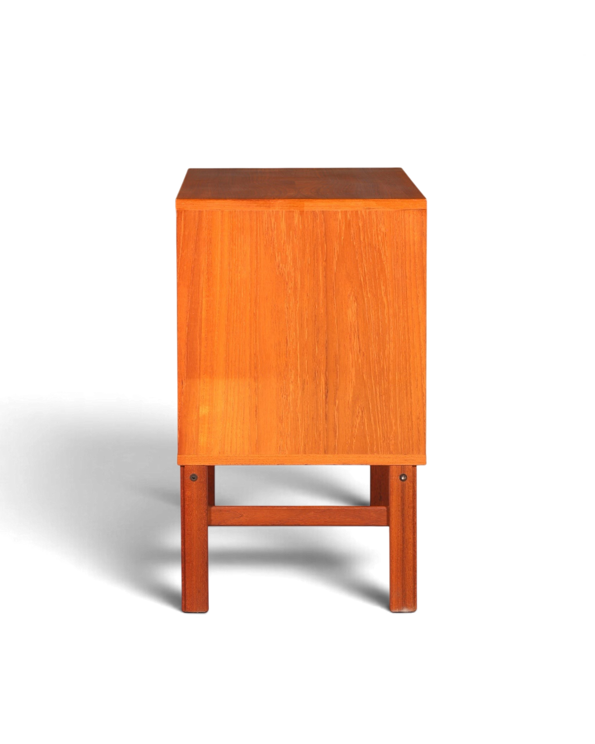 Hauptstadt Möblerei Mid Century Kommode aus Holz mit markanter Maserung in Seitenansicht vor grauem Hintergrund