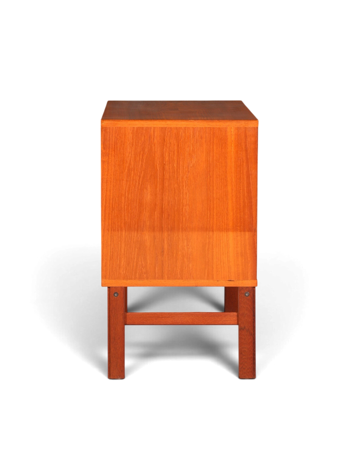 Hauptstadt Möblerei Mid Century Kommode aus Holz mit warmer Maserung in Seitenansicht vor grauem Hintergrund