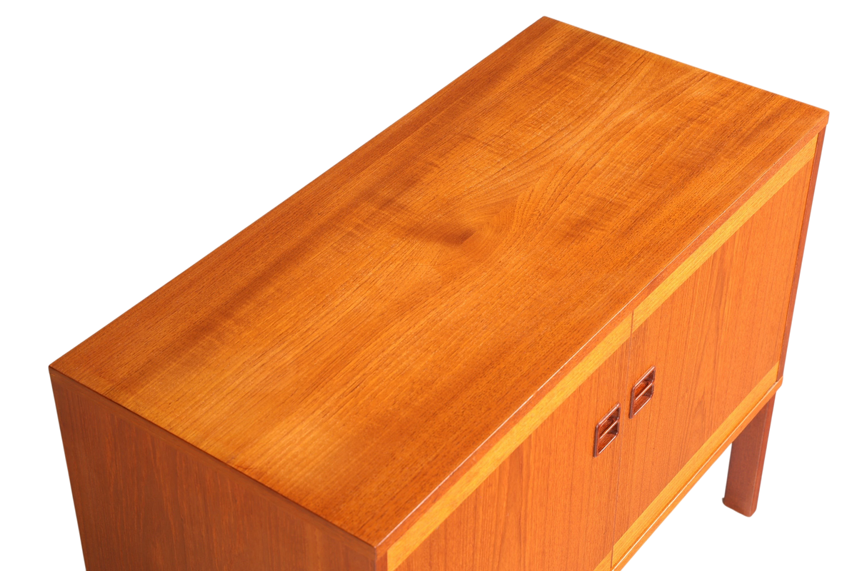 Hauptstadt Möblerei Mid Century Kommode aus Holz mit schöner Maserung im Retro Design der 60er Jahre