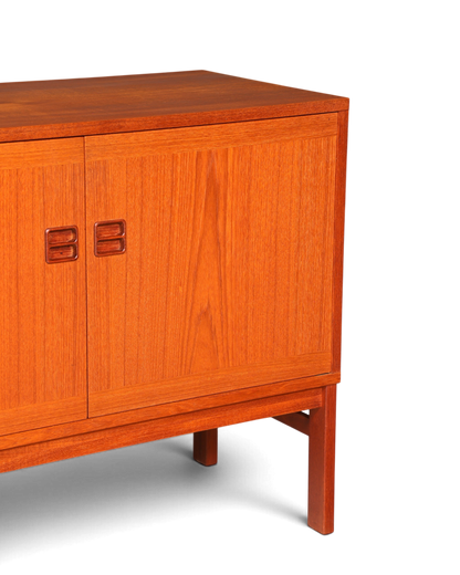 Hauptstadt Möblerei Mid Century Kommode aus Holz mit markanter Maserung und zwei Türen im 60er Jahre Retro Design
