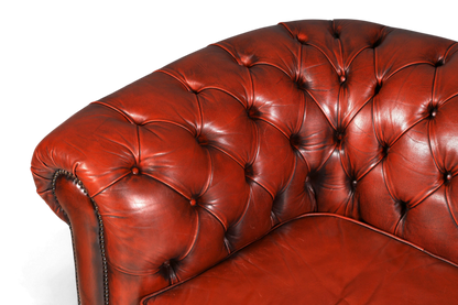 Hauptstadt Möblerei Chesterfield Sofa aus dunkelrotem Echtleder mit klassischer Knopfheftung und Armlehne