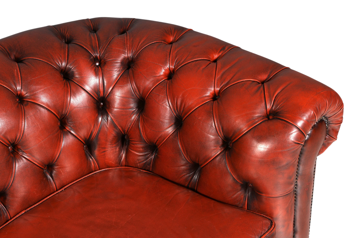 Hauptstadt Möblerei Chesterfield 2-Sitzer Sofa aus braunem Echtleder mit klassischer Knopfheftung und Armlehne