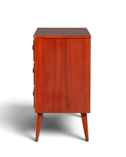 Hauptstadt Möblerei Mid Century Kommode aus massivem Holz mit konischen Beinen in Seitenansicht