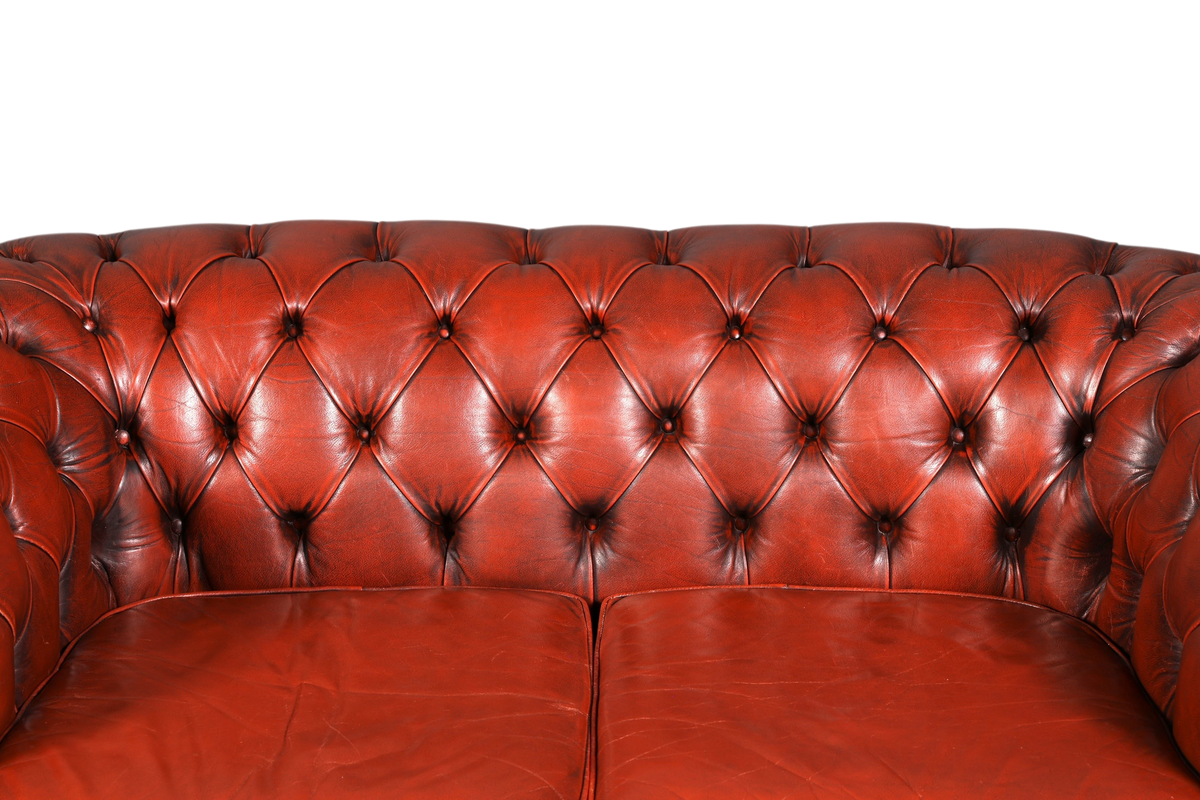 Hauptstadt Möblerei Chesterfield 2-Sitzer Sofa aus rotem Echtleder mit klassischer Knopfheftung und edler Optik