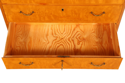 Hauptstadt Möblerei Mid Century Kommode aus massivem Holz mit offener Schublade und Messinggriffen im Danish Design