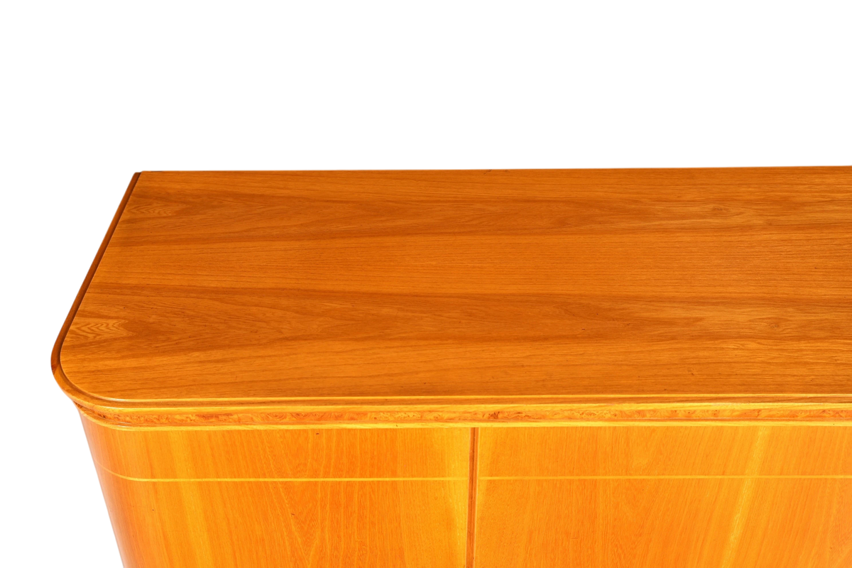 Hauptstadt Möblerei Mid Century Highboard aus massivem Holz mit abgerundeter Kante und markanter Maserung