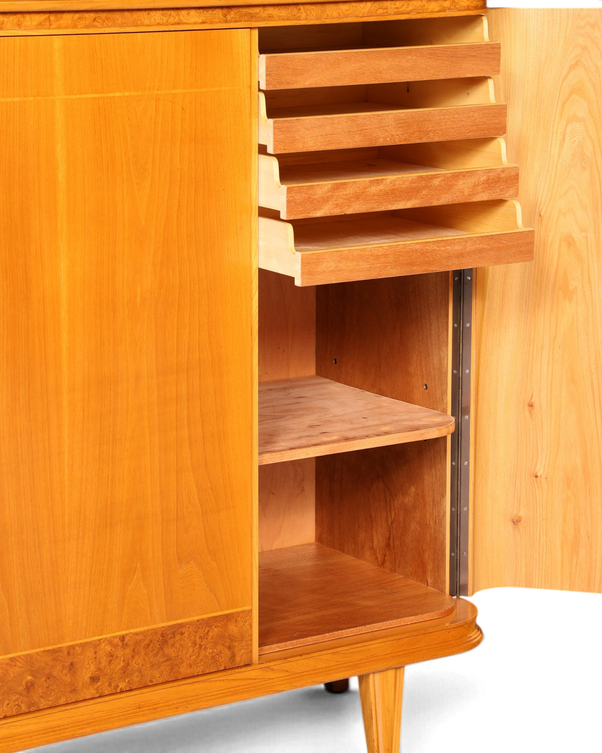 Hauptstadt Möblerei Mid Century Highboard aus massivem Holz mit ausziehbaren Schubladen und offener Tür