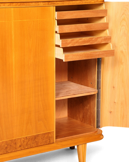 Hauptstadt Möblerei Mid Century Highboard aus massivem Holz mit ausziehbaren Schubladen und offener Tür