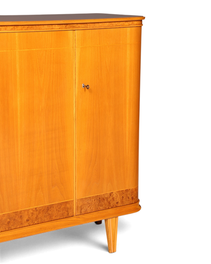 Hauptstadt Möblerei Mid Century Highboard aus massivem Holz mit edler Maserung und funktionalem Schloss