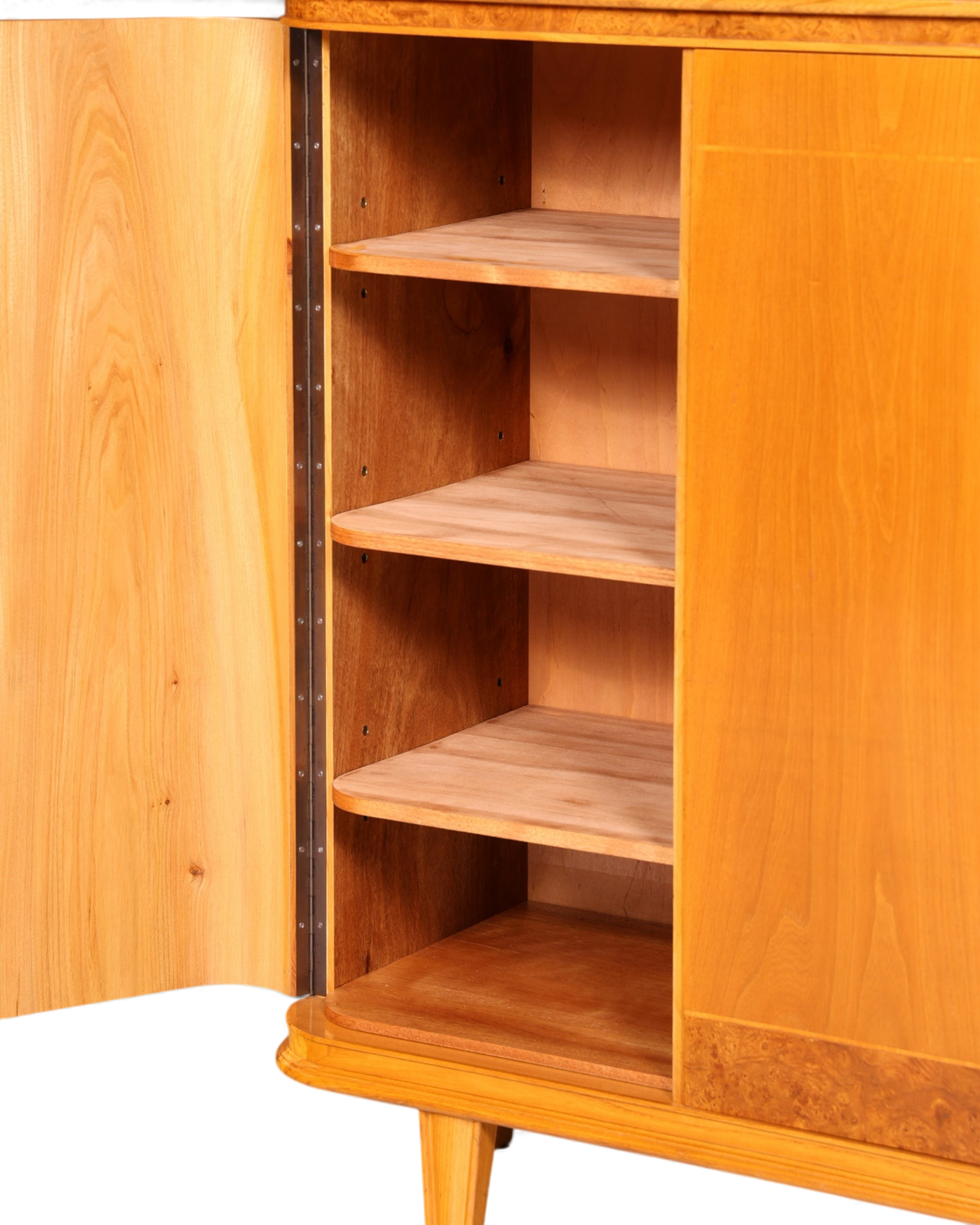 Hauptstadt Möblerei Mid Century Highboard aus massivem Holz mit offener Tür und verstellbaren Regalböden