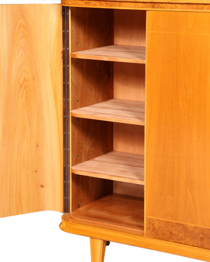 Hauptstadt Möblerei Mid Century Highboard aus massivem Holz mit offener Tür und verstellbaren Regalböden