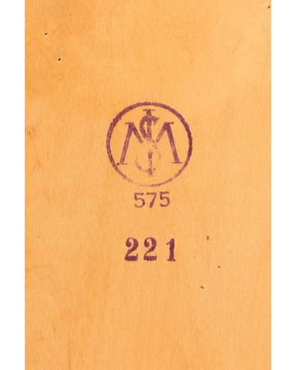 Hauptstadt Möblerei Mid Century Highboard Stempel mit Logo und Nummern auf heller Holzoberfläche