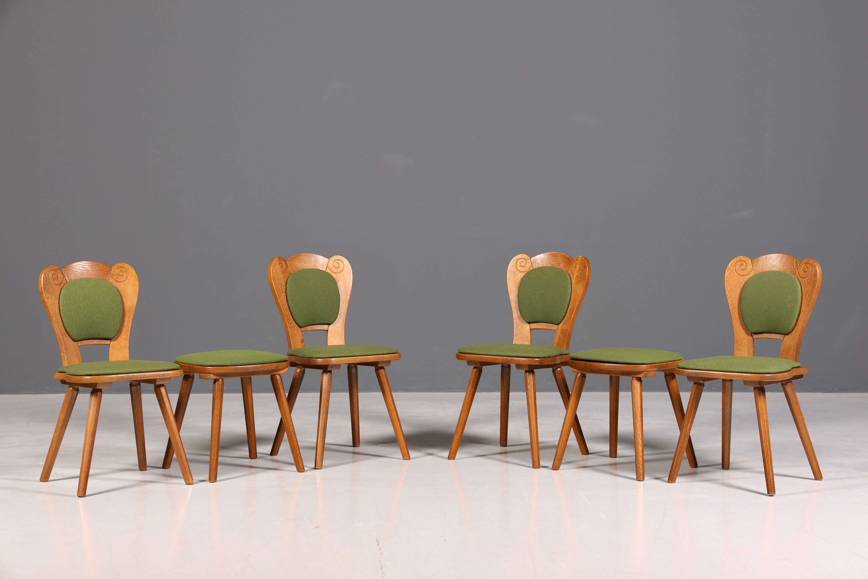 4x Simple country-style chairs with two stools, retro chair set, antique style oak, kitchen chairs, farmhouse chairs, dining room chairs