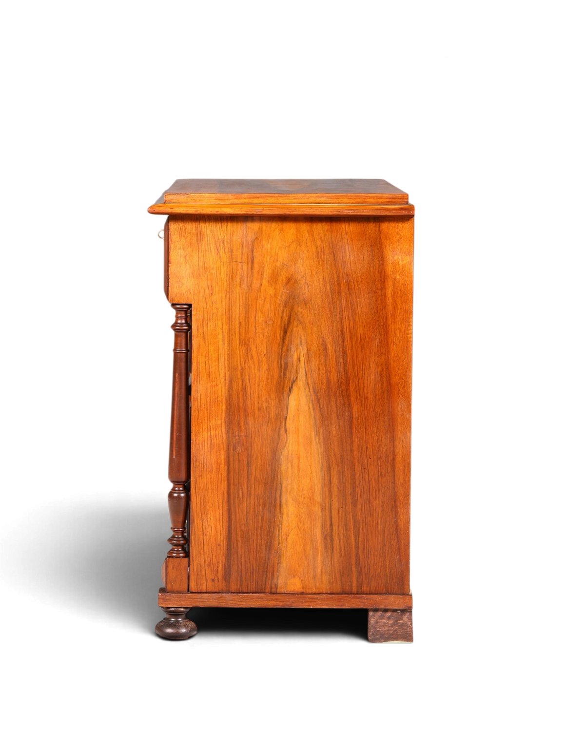 Hauptstadt Möblerei Gründerzeit Kommode aus massivem Holz mit schöner Maserung und Jugendstil-Details in Seitenansicht