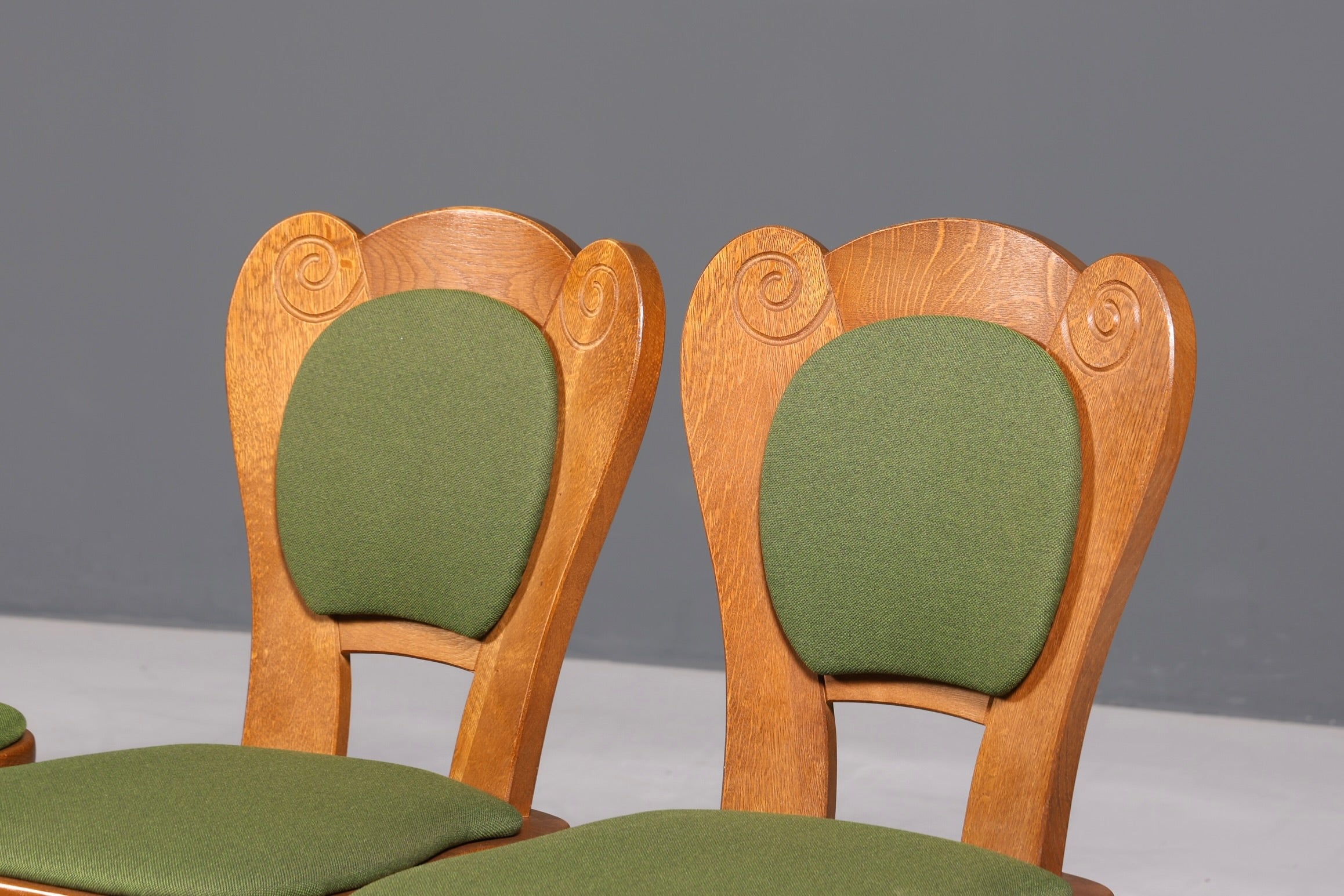 4x Simple country-style chairs with two stools, retro chair set, antique style oak, kitchen chairs, farmhouse chairs, dining room chairs