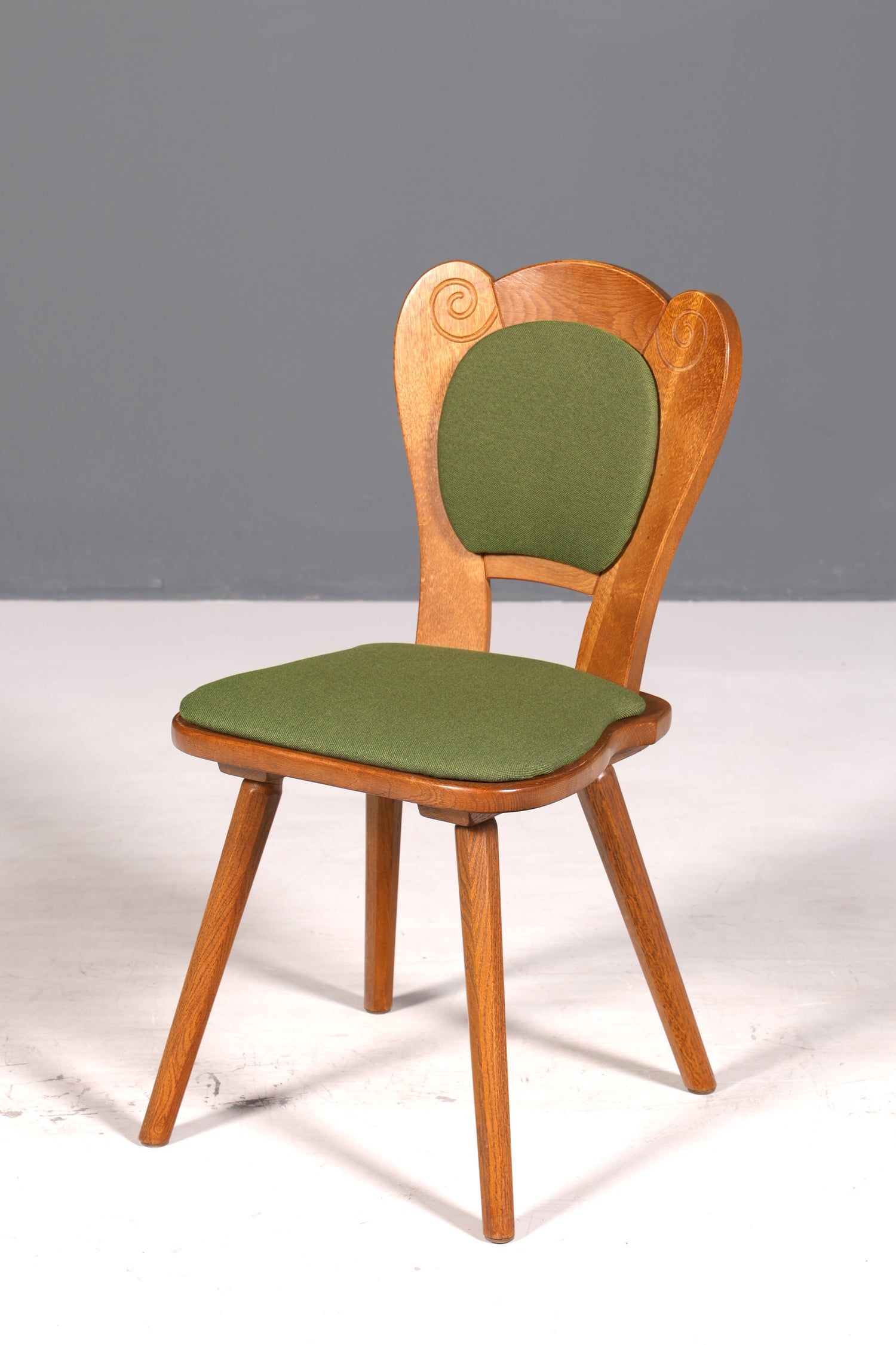 4x Simple country-style chairs with two stools, retro chair set, antique style oak, kitchen chairs, farmhouse chairs, dining room chairs