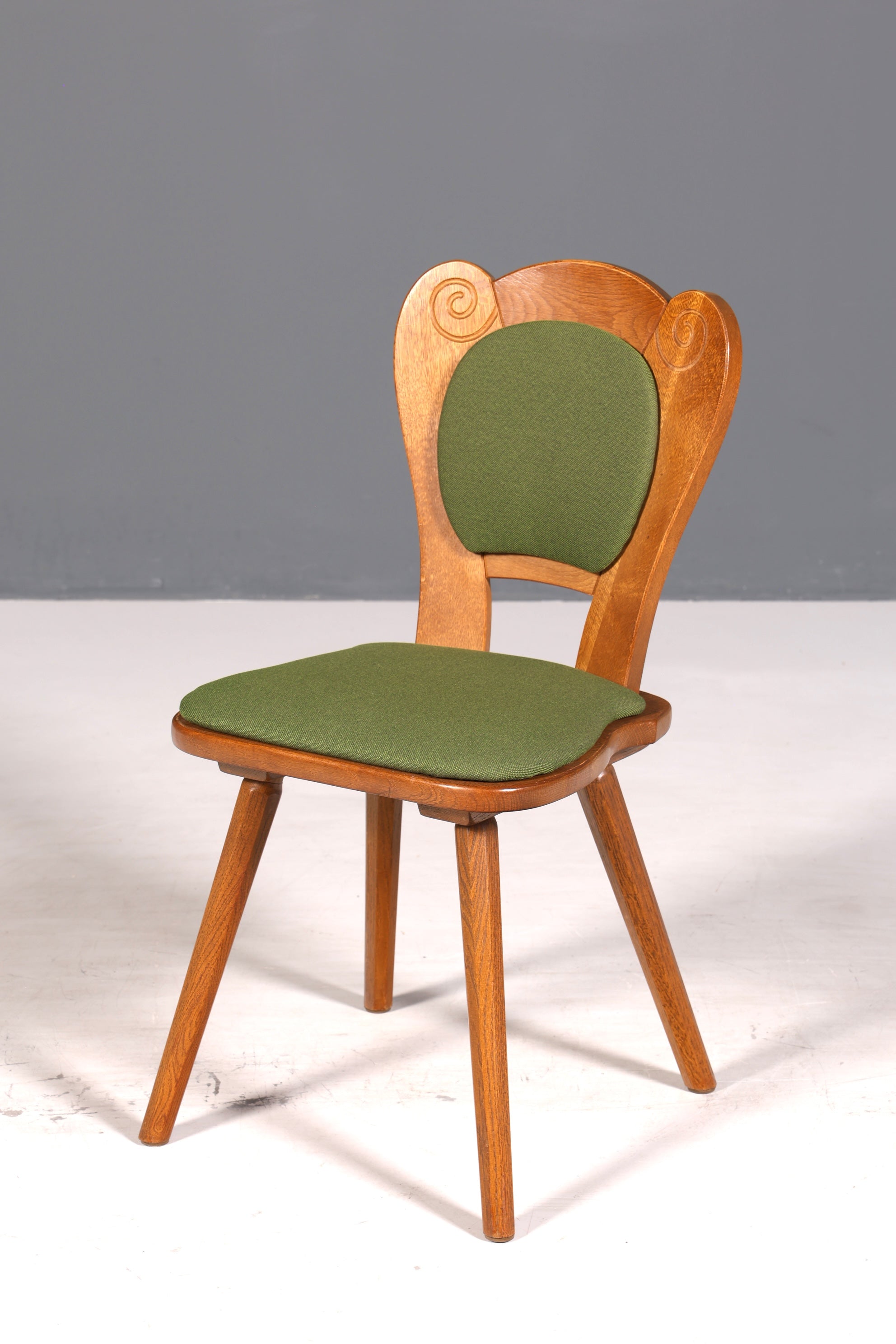 4x Simple country-style chairs with two stools, retro chair set, antique style oak, kitchen chairs, farmhouse chairs, dining room chairs