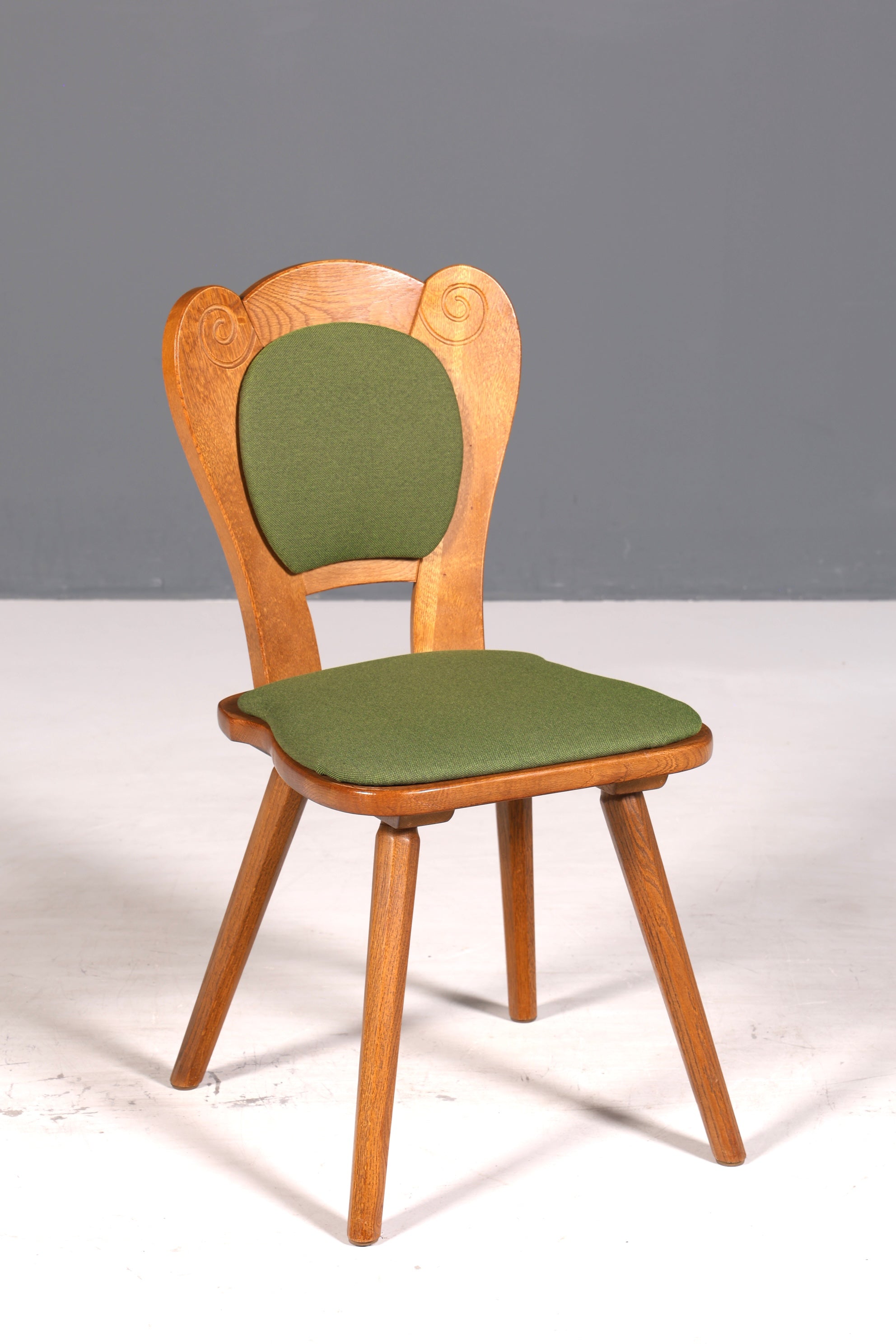 4x Simple country-style chairs with two stools, retro chair set, antique style oak, kitchen chairs, farmhouse chairs, dining room chairs