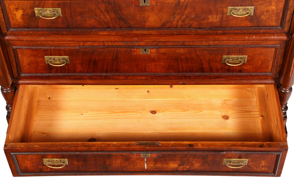 Hauptstadt Möblerei Gründerzeit Kommode aus massivem Holz mit offener Schublade, Messingbeschlägen und Jugendstil-Details