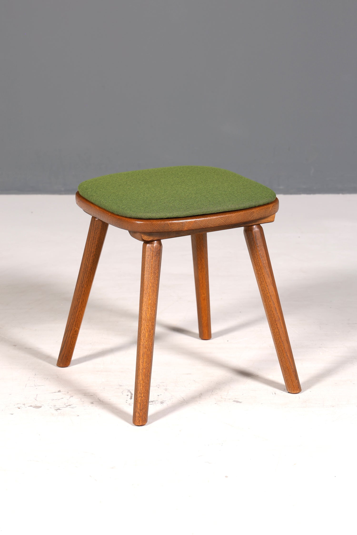 4x Simple country-style chairs with two stools, retro chair set, antique style oak, kitchen chairs, farmhouse chairs, dining room chairs