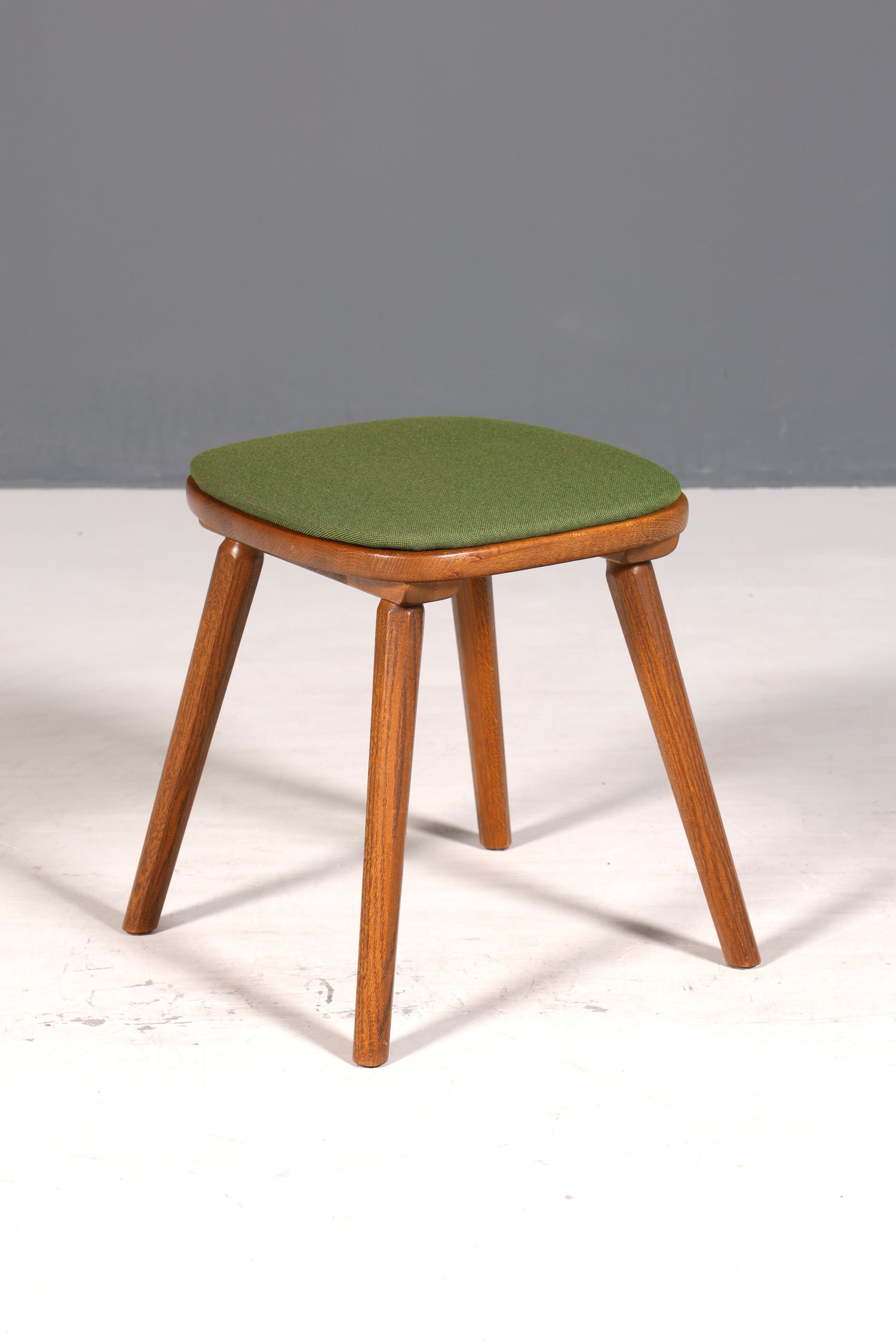 4x Simple country-style chairs with two stools, retro chair set, antique style oak, kitchen chairs, farmhouse chairs, dining room chairs