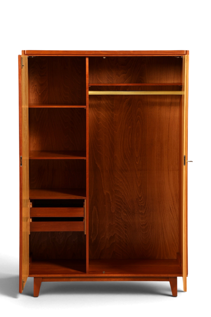 Hauptstadt Möblerei Mid Century Kleiderschrank aus Massivholz mit Regalfächern und Kleiderstange im Vintage Design