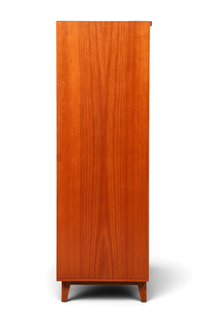 Hauptstadt Möblerei Mid Century Kleiderschrank aus massivem Holz mit Vintage Design und konischen Beinen