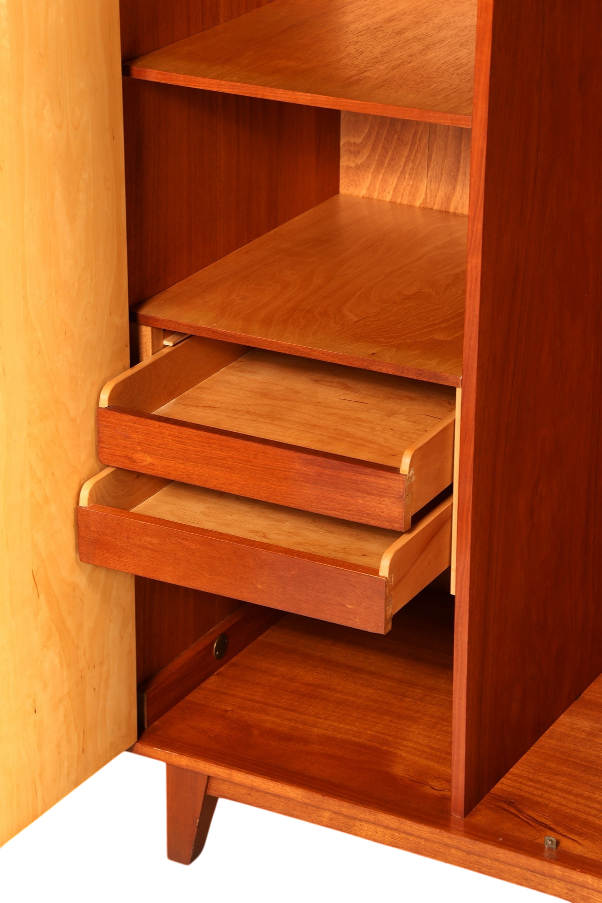 Hauptstadt Möblerei Mid Century Kleiderschrank aus Massivholz mit zwei ausziehbaren Schubladen und Regalfächern
