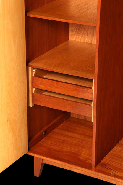 Hauptstadt Möblerei Mid Century Kleiderschrank aus Massivholz mit offenen Regalfächern und zwei Schubladen innen