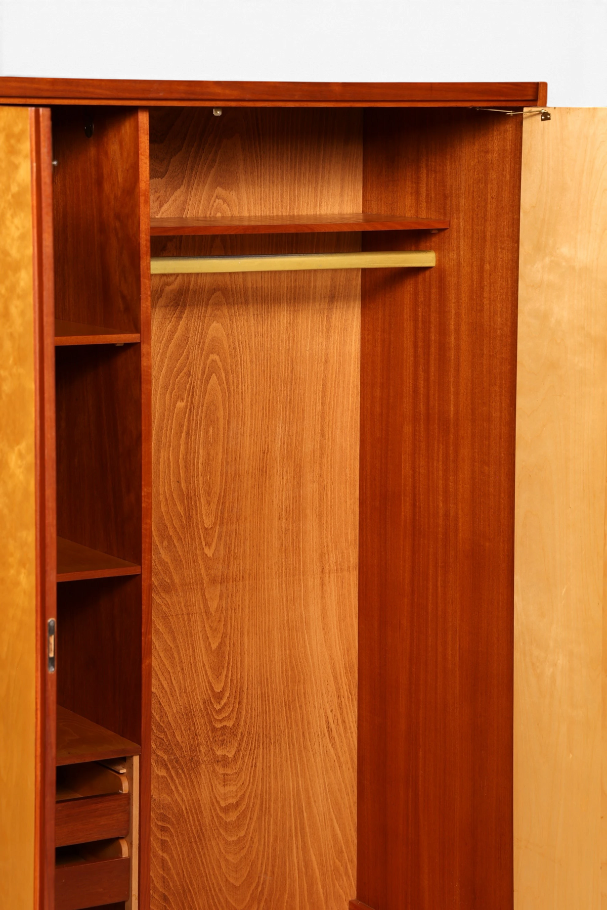 Hauptstadt Möblerei Mid Century Kleiderschrank aus Echtholz mit Kleiderstange und Regalfächern im Innenraum