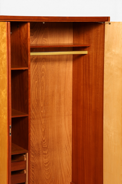 Hauptstadt Möblerei Mid Century Kleiderschrank aus Echtholz mit Kleiderstange und Regalfächern im Innenraum