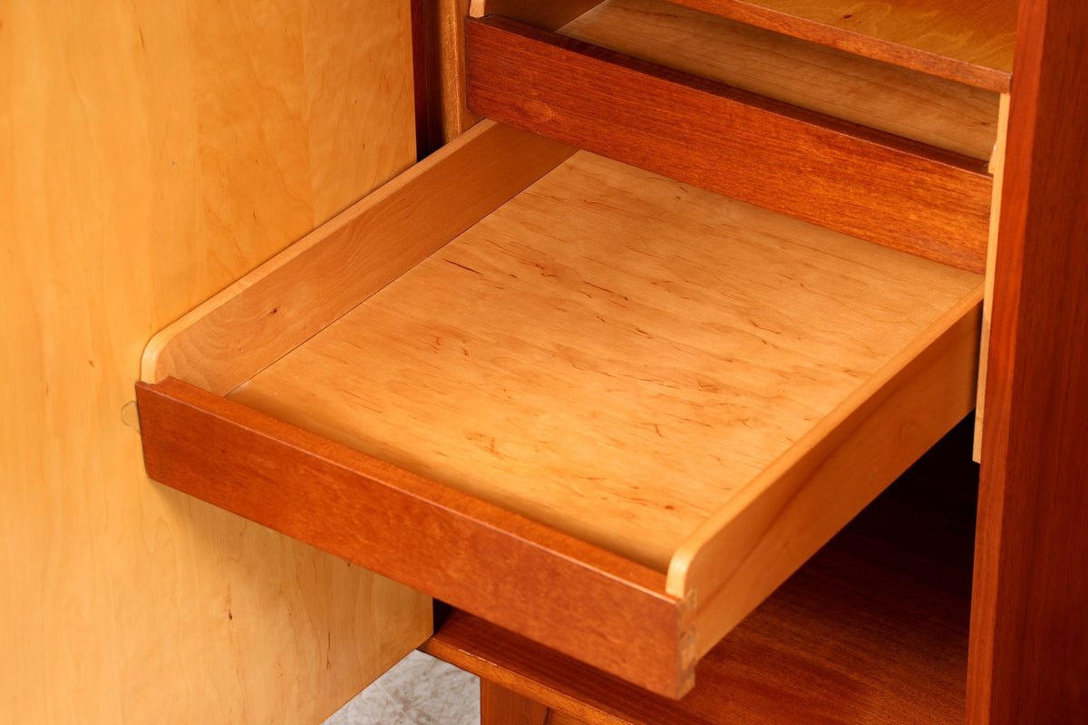 Hauptstadt Möblerei Mid Century Kleiderschrank aus massivem Holz mit ausziehbarer Schublade im Innenbereich