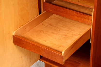 Hauptstadt Möblerei Mid Century Kleiderschrank aus massivem Holz mit ausziehbarer Schublade im Innenbereich